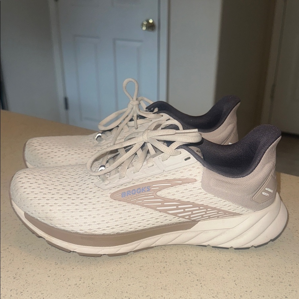 Brooks Cream and Beige Athletic Shoes Sneakers size 8.5 in excellent condition